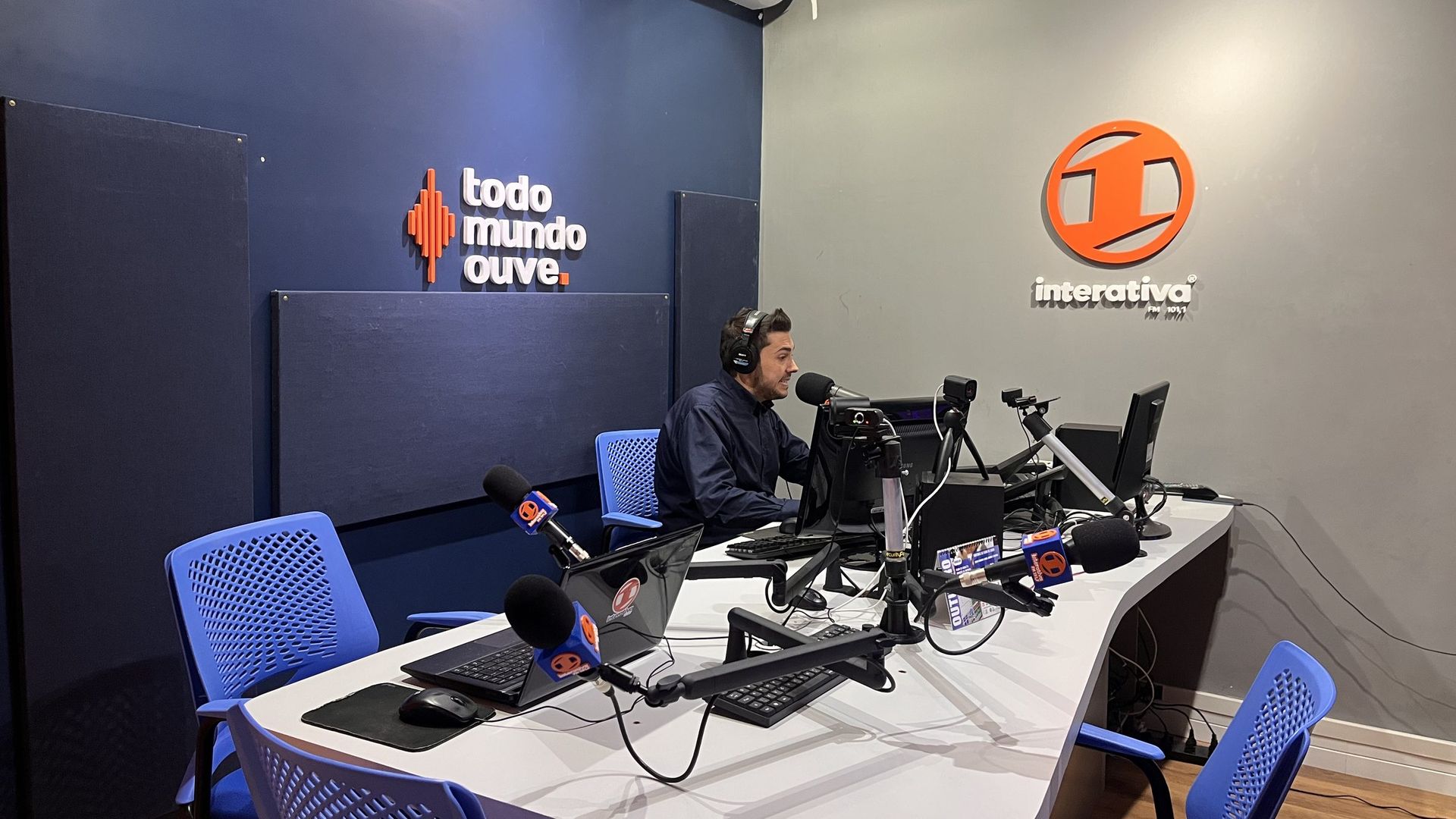 Locutor na bancada do estúdio da Interativa FM