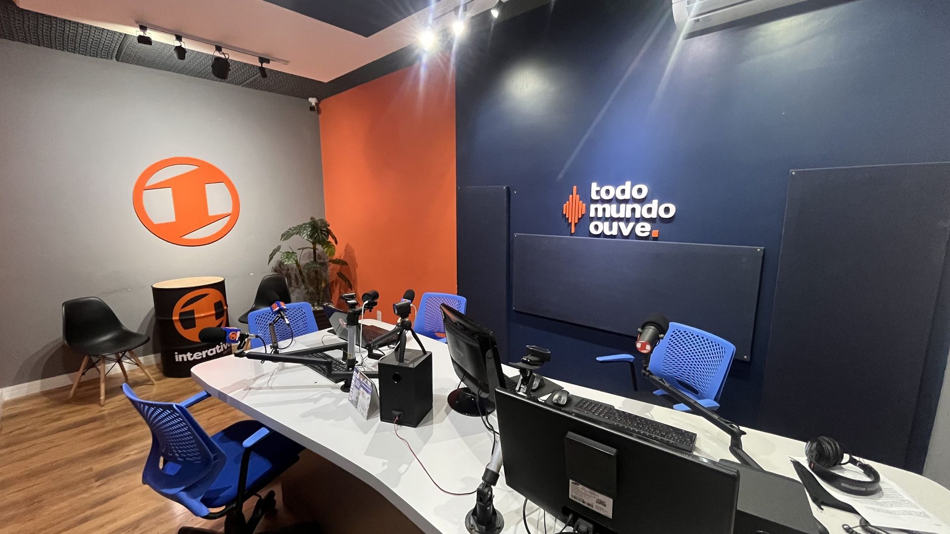 Bancada do estúdio da Interativa FM vista de frente