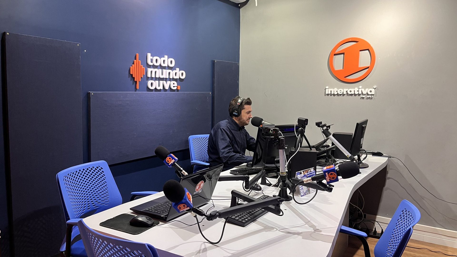 Mesa e microfones do estúdio da Interativa FM
